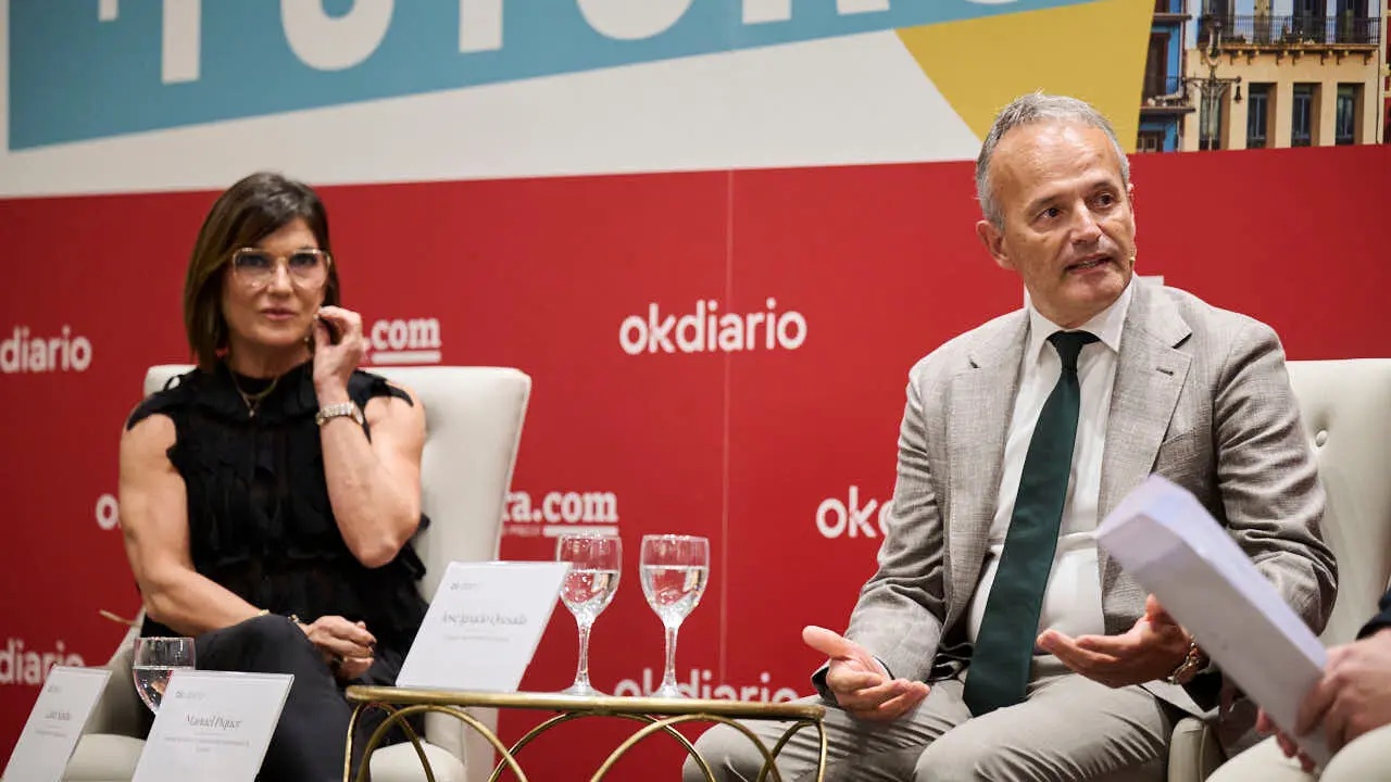Laura Sand&uacute;a, directora general de aceites Sand&uacute;a y Manuel Piquer, presidente de la Confederaci&oacute;n Empresarial de Navarra poarticipan en el evento 'Navarra Presente y Futuro' en el Hotel 3 Reyes de Pamplona. PABLO LASAOSA