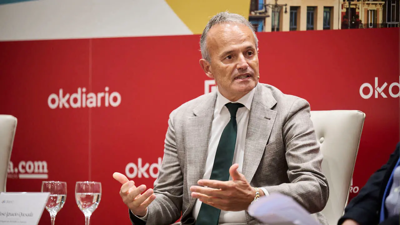 Laura Sand&uacute;a, directora general de aceites Sand&uacute;a y Manuel Piquer, presidente de la Confederaci&oacute;n Empresarial de Navarra poarticipan en el evento 'Navarra Presente y Futuro' en el Hotel 3 Reyes de Pamplona. PABLO LASAOSA