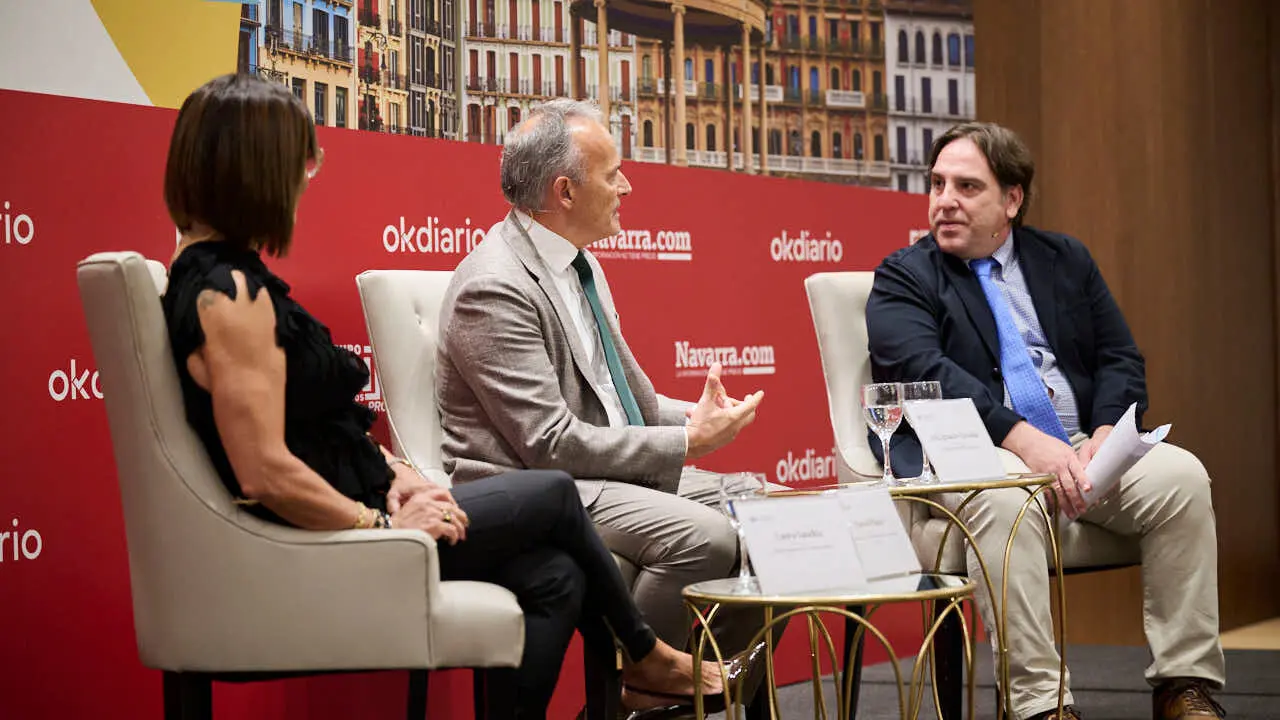 Laura Sand&uacute;a, directora general de aceites Sand&uacute;a y Manuel Piquer, presidente de la Confederaci&oacute;n Empresarial de Navarra poarticipan en el evento 'Navarra Presente y Futuro' en el Hotel 3 Reyes de Pamplona. PABLO LASAOSA