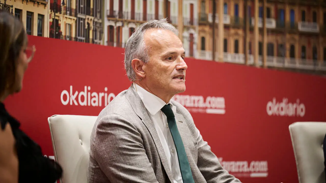 Laura Sand&uacute;a, directora general de aceites Sand&uacute;a y Manuel Piquer, presidente de la Confederaci&oacute;n Empresarial de Navarra poarticipan en el evento 'Navarra Presente y Futuro' en el Hotel 3 Reyes de Pamplona. PABLO LASAOSA