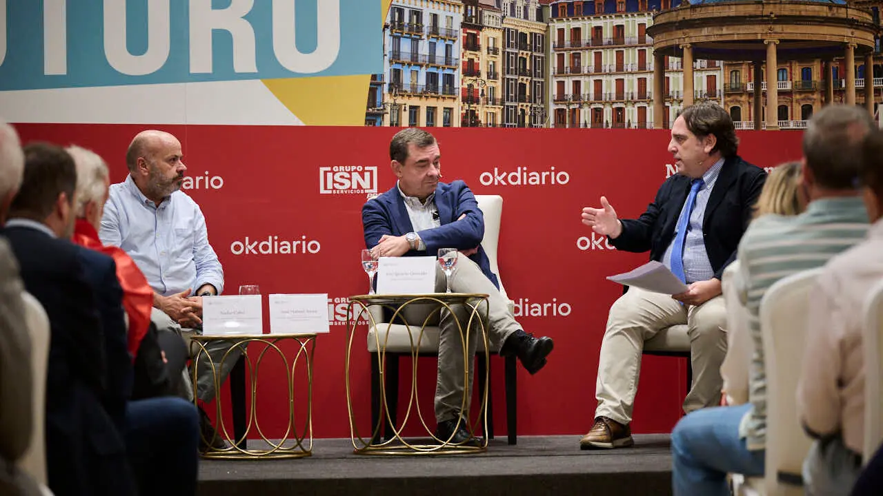 Nacho Calvo, secretario general de la Asociaci&oacute;n de Empresarios de Hosteler&iacute;a de Navarra y Jos&eacute; Manuel Ayesa, secretario general de la Asociaci&oacute;n del Empresarios del Metal participan en el evento 'Navarra Presente y Futuro' en el Hotel 3 Reyes de Pamplona. PABLO LASAOSA