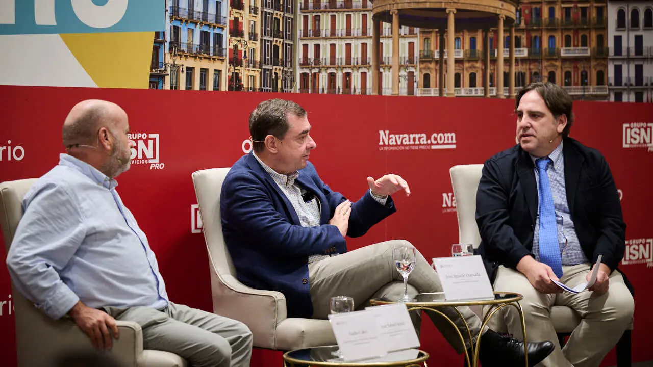 Nacho Calvo, secretario general de la Asociaci&oacute;n de Empresarios de Hosteler&iacute;a de Navarra y Jos&eacute; Manuel Ayesa, secretario general de la Asociaci&oacute;n del Empresarios del Metal participan en el evento 'Navarra Presente y Futuro' en el Hotel 3 Reyes de Pamplona. PABLO LASAOSA