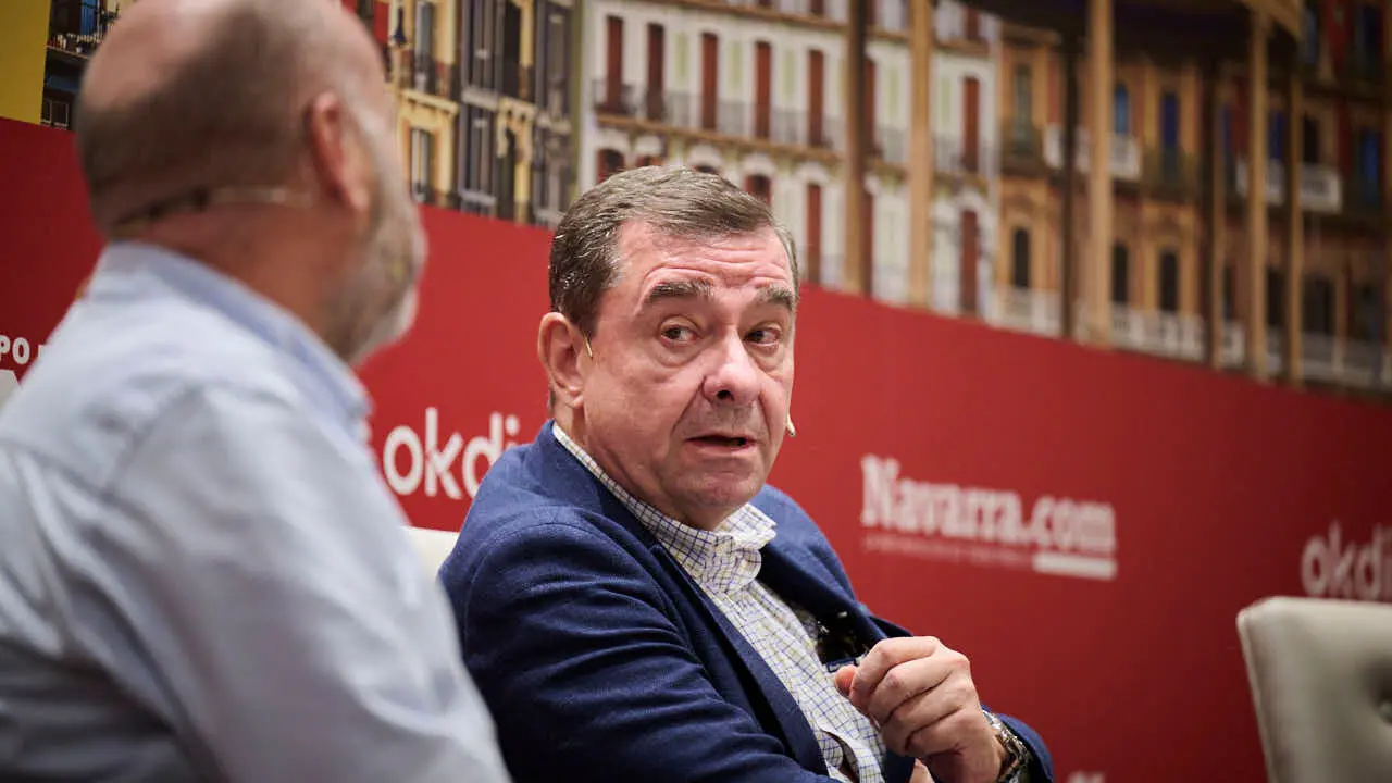 Nacho Calvo, secretario general de la Asociaci&oacute;n de Empresarios de Hosteler&iacute;a de Navarra y Jos&eacute; Manuel Ayesa, secretario general de la Asociaci&oacute;n del Empresarios del Metal participan en el evento 'Navarra Presente y Futuro' en el Hotel 3 Reyes de Pamplona. PABLO LASAOSA
