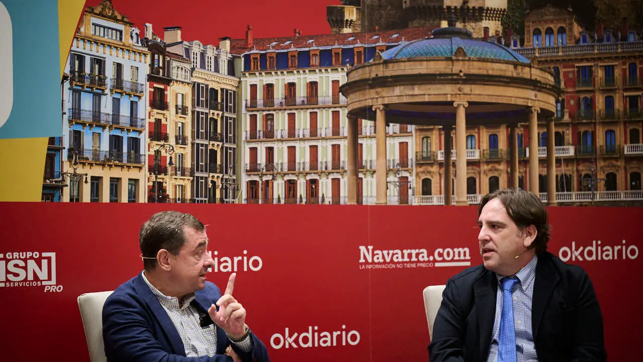 Nacho Calvo, secretario general de la Asociaci&oacute;n de Empresarios de Hosteler&iacute;a de Navarra y Jos&eacute; Manuel Ayesa, secretario general de la Asociaci&oacute;n del Empresarios del Metal participan en el evento 'Navarra Presente y Futuro' en el Hotel 3 Reyes de Pamplona. PABLO LASAOSA