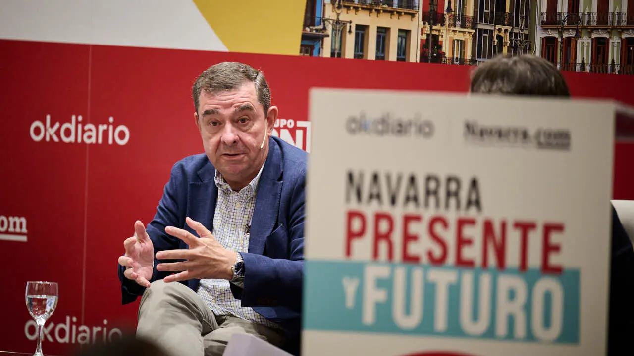 Nacho Calvo, secretario general de la Asociaci&oacute;n de Empresarios de Hosteler&iacute;a de Navarra y Jos&eacute; Manuel Ayesa, secretario general de la Asociaci&oacute;n del Empresarios del Metal participan en el evento 'Navarra Presente y Futuro' en el Hotel 3 Reyes de Pamplona. PABLO LASAOSA