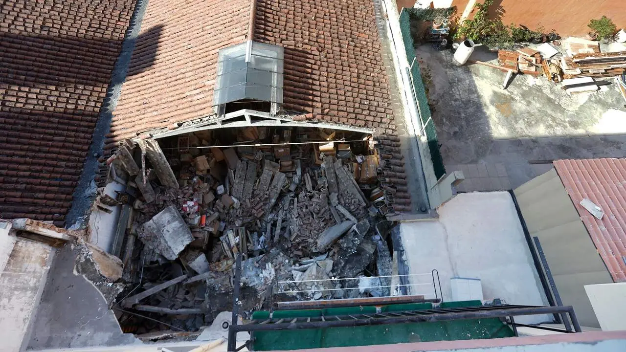 Se hunde la terraza de una vivienda en Berriozar. JES&Uacute;S DIGES / EFE