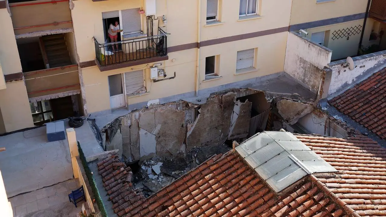 Se hunde la terraza de una vivienda en Berriozar. JES&Uacute;S DIGES / EFE