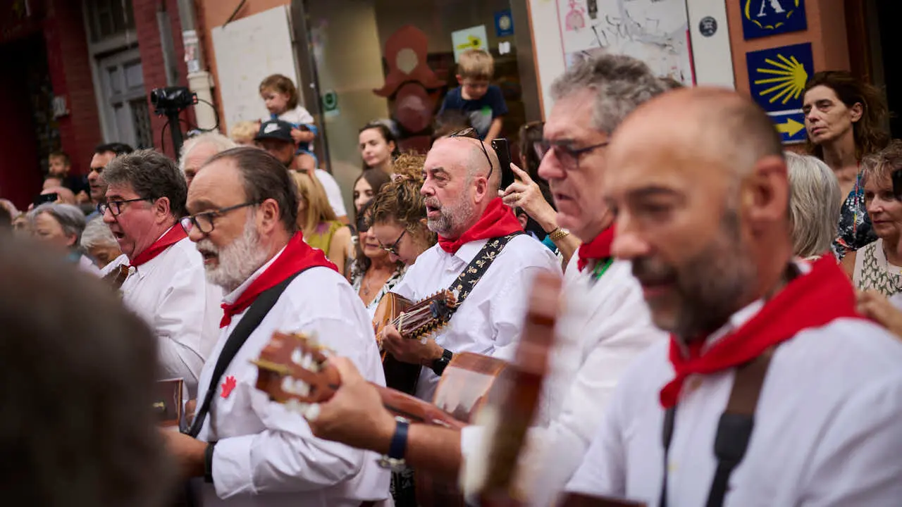La procesi&oacute;n de San Ferm&iacute;n de Aldapa recorre las calles de Pamplona por San Ferm&iacute;n Chiquito 2026. PABLO LASAOSA