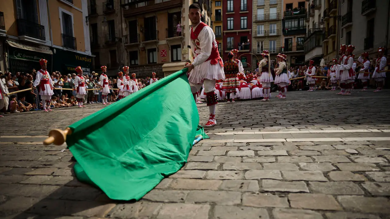 Los dantzaris de Duguna bailan la Espata-Dantza en la Plaza del Ayuntamiento por San Ferm&iacute;n Chiquito 2026. PABLO LASAOSA