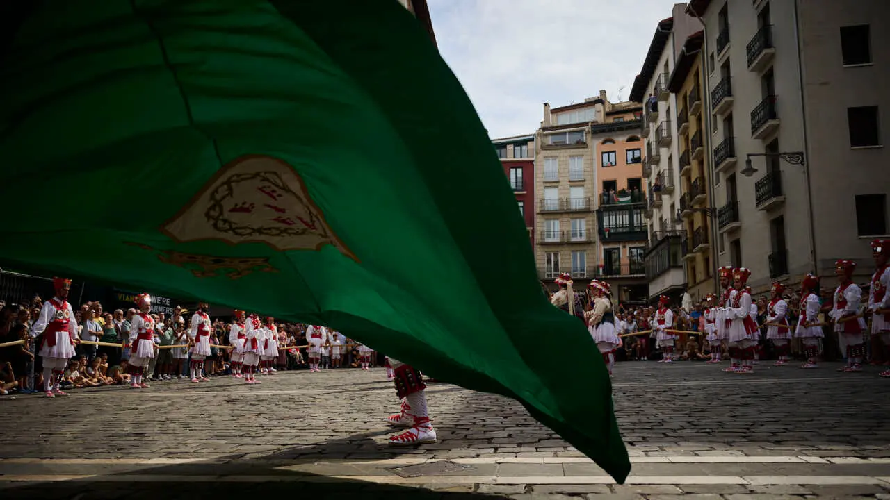 Los dantzaris de Duguna bailan la Espata-Dantza en la Plaza del Ayuntamiento por San Ferm&iacute;n Chiquito 2026. PABLO LASAOSA