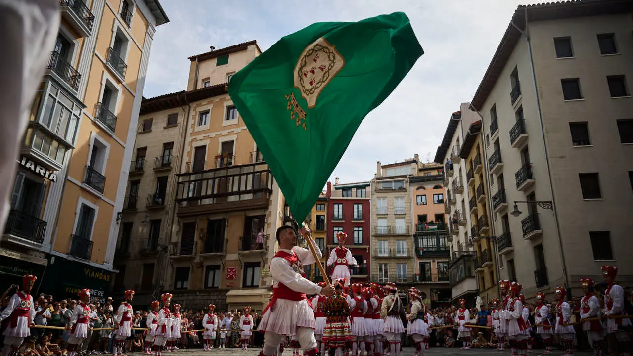 Los dantzaris de Duguna bailan la Espata-Dantza en la Plaza del Ayuntamiento por San Ferm&iacute;n Chiquito 2026. PABLO LASAOSA
