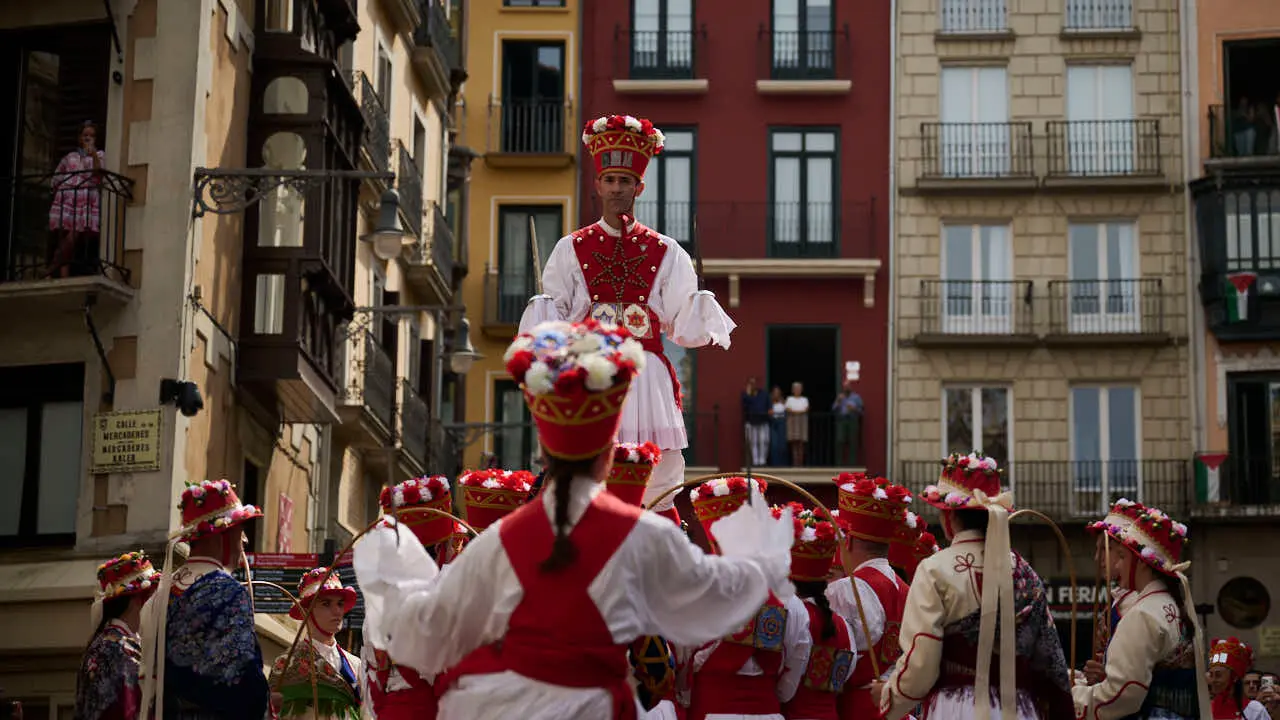 Los dantzaris de Duguna bailan la Espata-Dantza en la Plaza del Ayuntamiento por San Ferm&iacute;n Chiquito 2026. PABLO LASAOSA