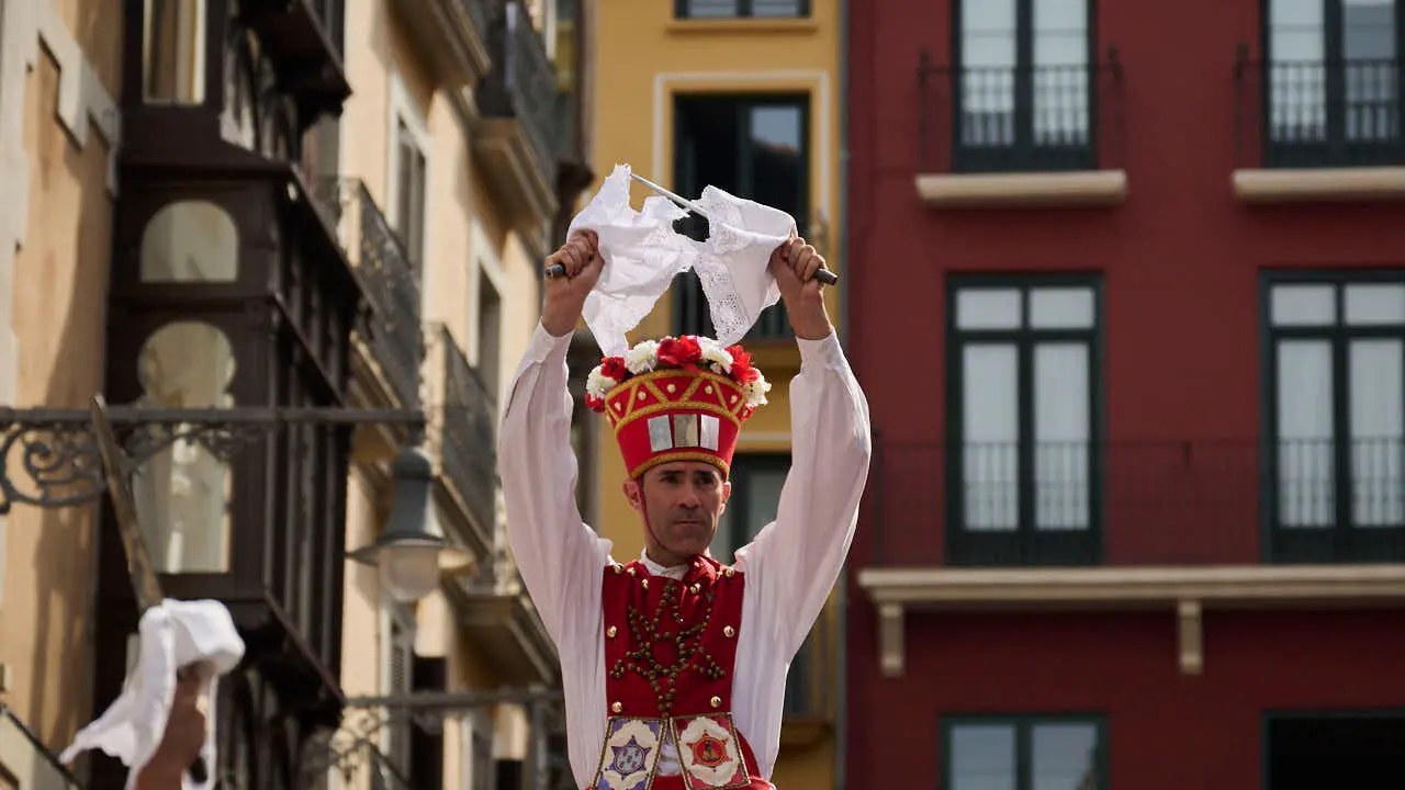 Los dantzaris de Duguna bailan la Espata-Dantza en la Plaza del Ayuntamiento por San Ferm&iacute;n Chiquito 2026. PABLO LASAOSA