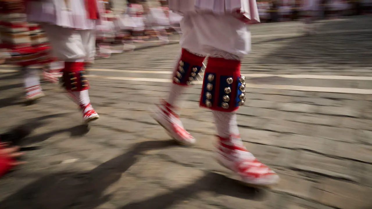 Los dantzaris de Duguna bailan la Espata-Dantza en la Plaza del Ayuntamiento por San Ferm&iacute;n Chiquito 2026. PABLO LASAOSA