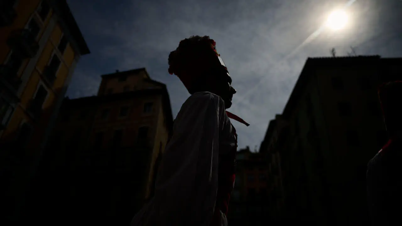 Los dantzaris de Duguna bailan la Espata-Dantza en la Plaza del Ayuntamiento por San Ferm&iacute;n Chiquito 2026. PABLO LASAOSA