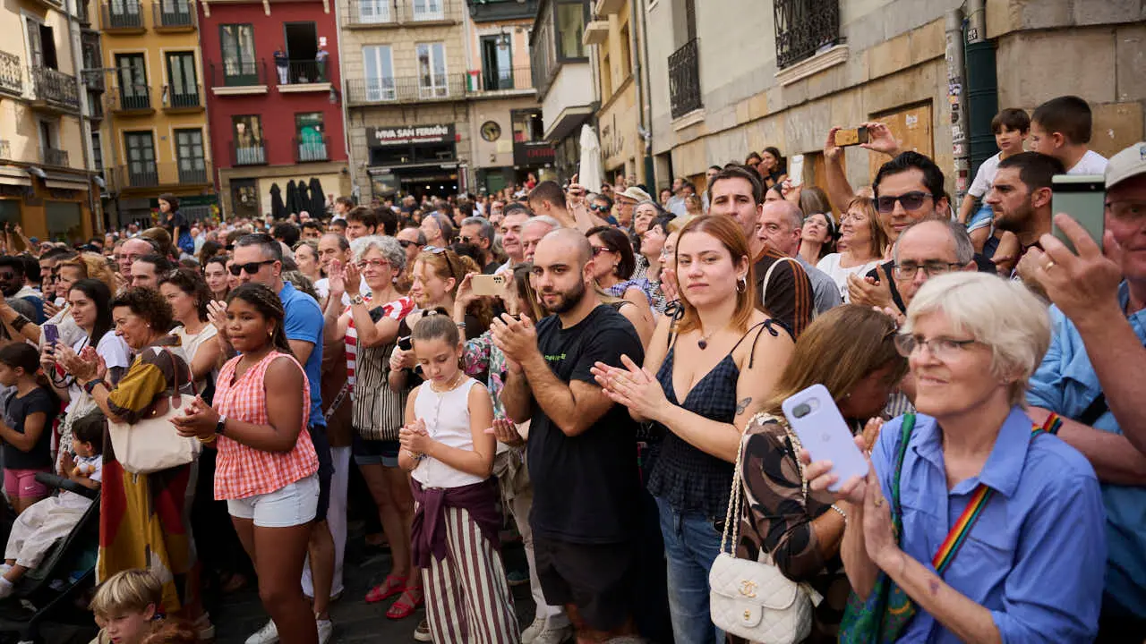 Los dantzaris de Duguna bailan la Espata-Dantza en la Plaza del Ayuntamiento por San Ferm&iacute;n Chiquito 2026. PABLO LASAOSA