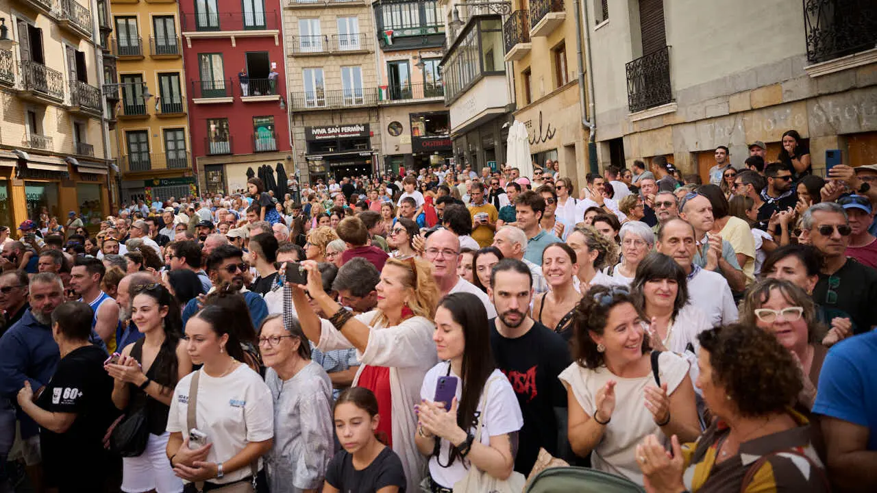 Los dantzaris de Duguna bailan la Espata-Dantza en la Plaza del Ayuntamiento por San Ferm&iacute;n Chiquito 2026. PABLO LASAOSA