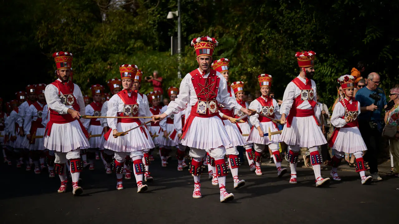 Los dantzaris de Duguna amenizan las calles de Pamplona por San Ferm&iacute;n Chiquito 2026. PABLO LASAOSA