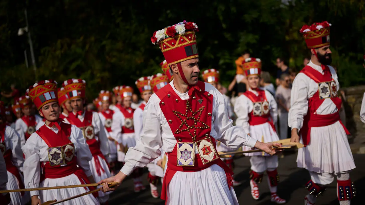 Los dantzaris de Duguna amenizan las calles de Pamplona por San Ferm&iacute;n Chiquito 2026. PABLO LASAOSA