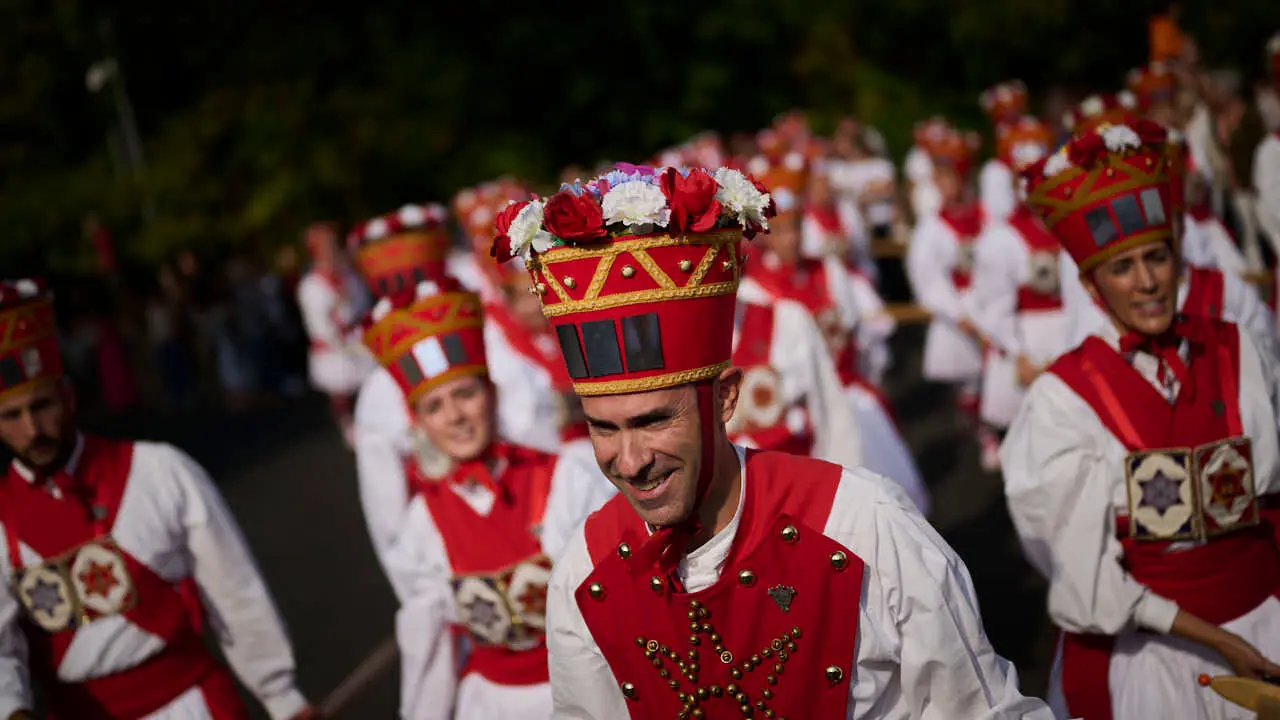 Los dantzaris de Duguna amenizan las calles de Pamplona por San Ferm&iacute;n Chiquito 2026. PABLO LASAOSA