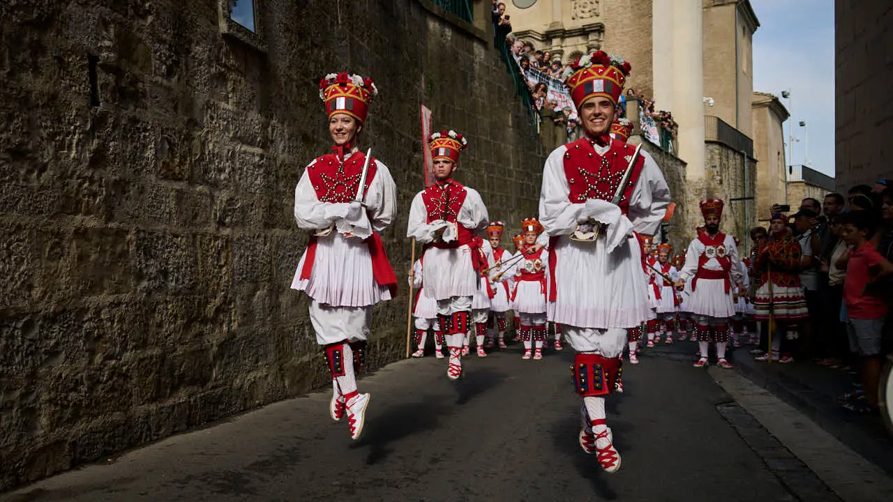 Los dantzaris de Duguna amenizan las calles de Pamplona por San Ferm&iacute;n Chiquito 2026. PABLO LASAOSA