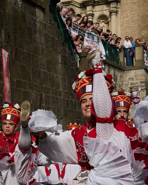 Los dantzaris de Duguna amenizan las calles de Pamplona por San Ferm&iacute;n Chiquito 2026. PABLO LASAOSA