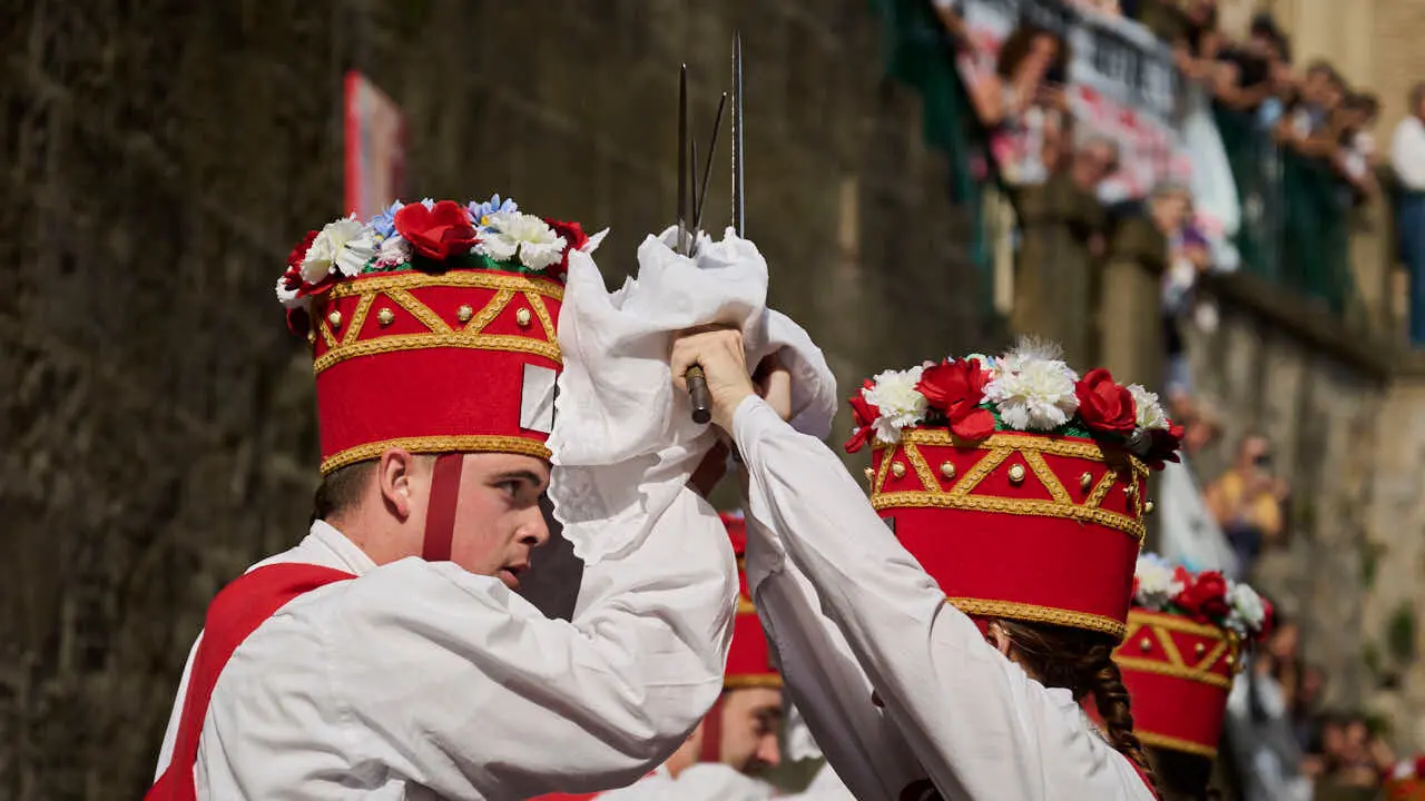 Los dantzaris de Duguna amenizan las calles de Pamplona por San Ferm&iacute;n Chiquito 2026. PABLO LASAOSA