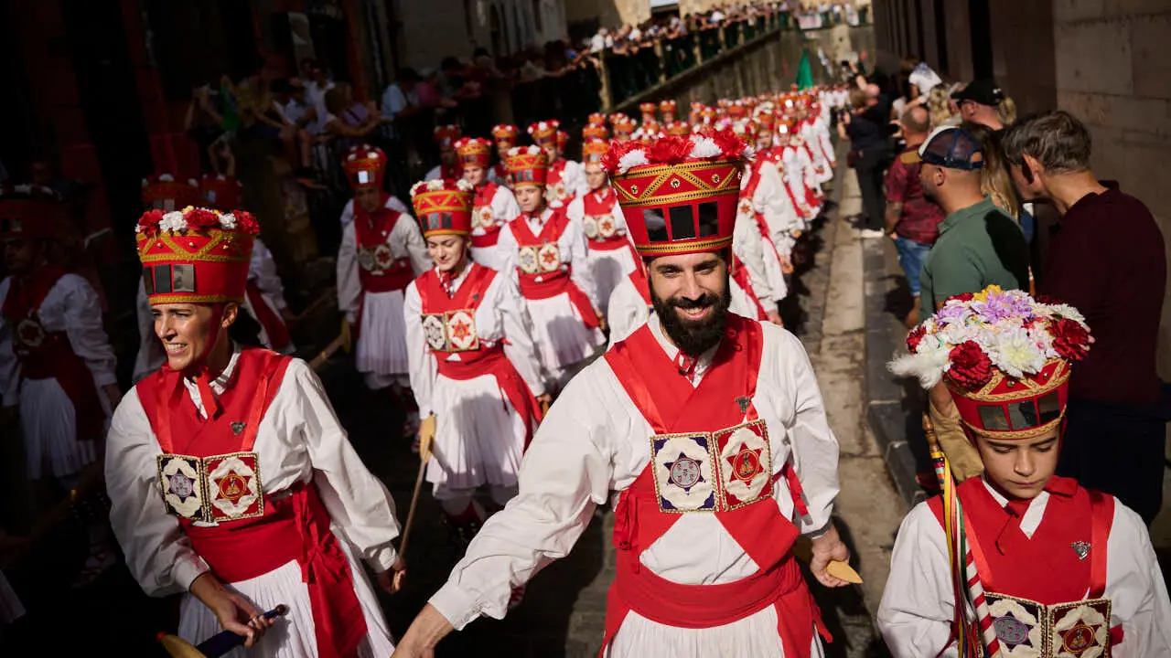 Los dantzaris de Duguna amenizan las calles de Pamplona por San Ferm&iacute;n Chiquito 2026. PABLO LASAOSA