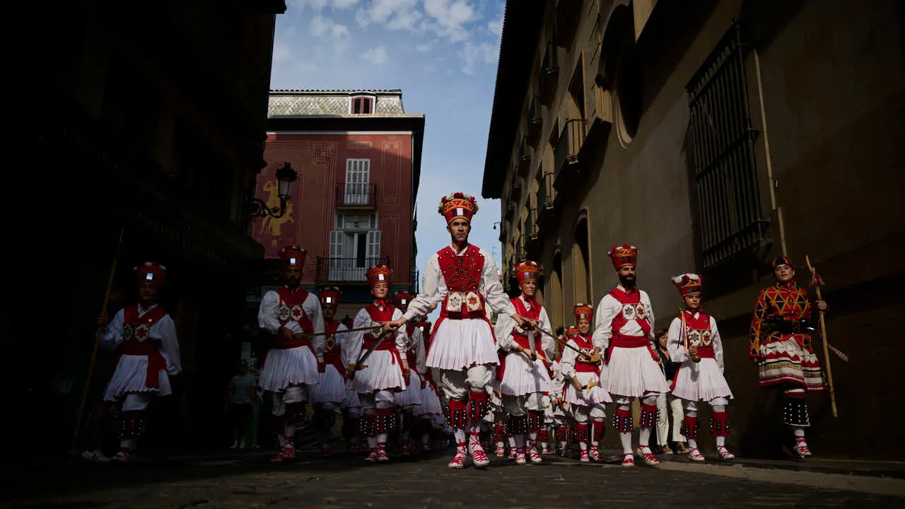 Los dantzaris de Duguna amenizan las calles de Pamplona por San Ferm&iacute;n Chiquito 2026. PABLO LASAOSA