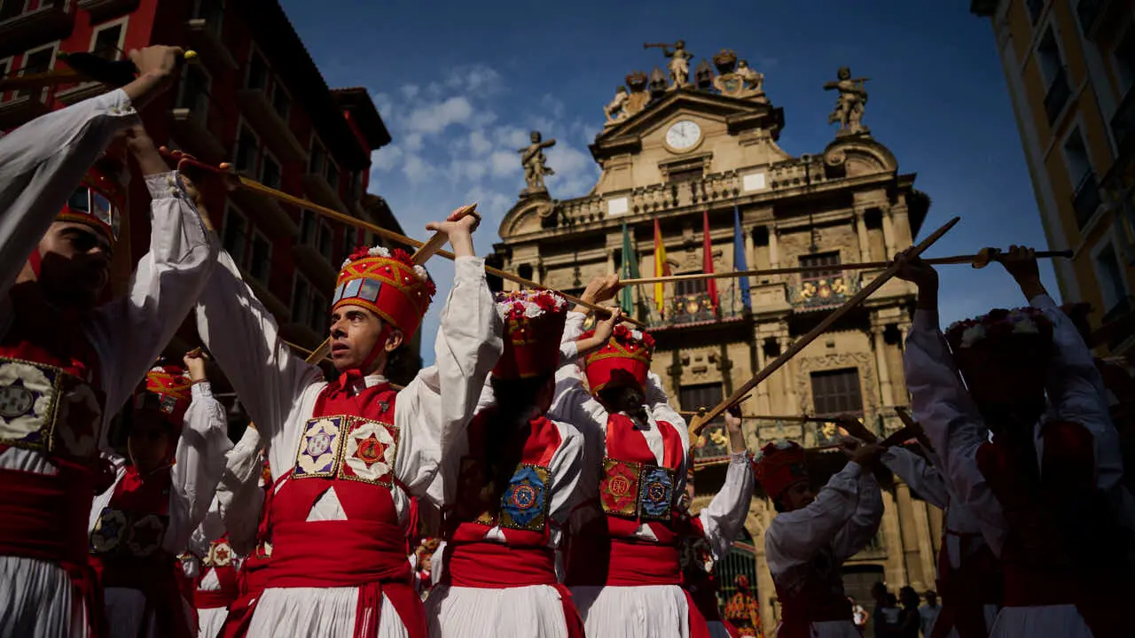 Los dantzaris de Duguna amenizan las calles de Pamplona por San Ferm&iacute;n Chiquito 2026. PABLO LASAOSA