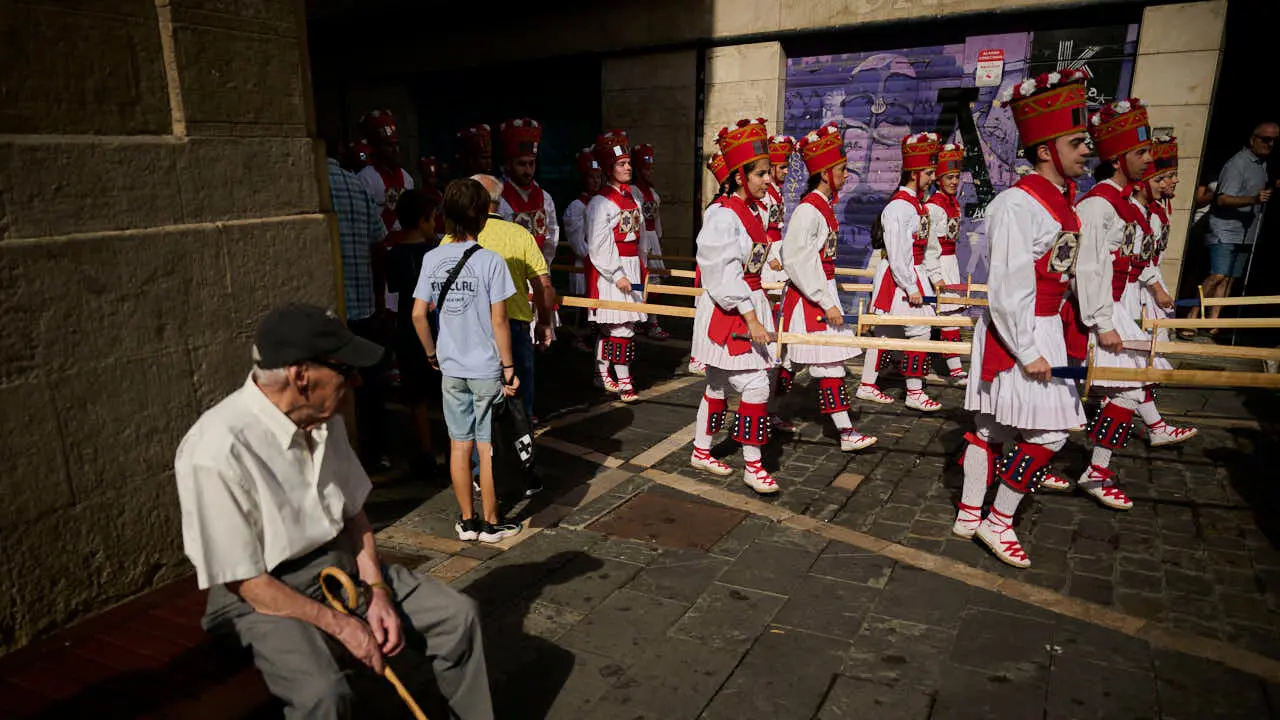 Los dantzaris de Duguna amenizan las calles de Pamplona por San Ferm&iacute;n Chiquito 2026. PABLO LASAOSA
