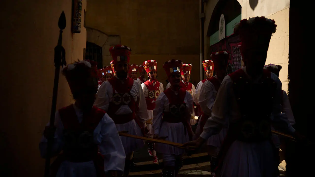 Los dantzaris de Duguna amenizan las calles de Pamplona por San Ferm&iacute;n Chiquito 2026. PABLO LASAOSA