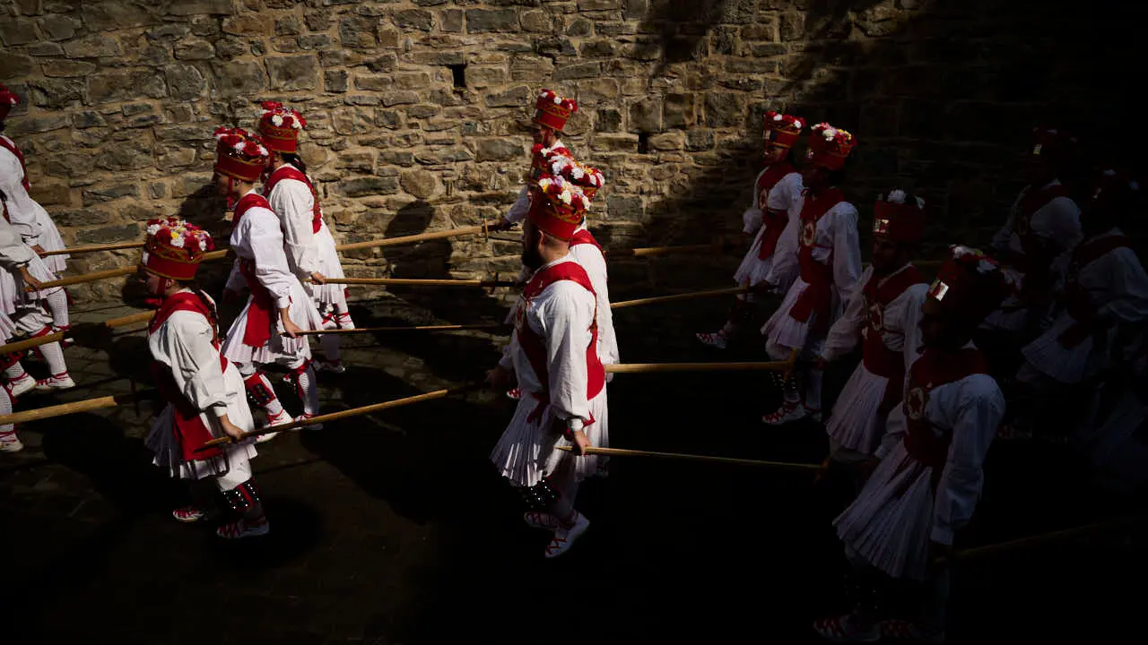 Los dantzaris de Duguna amenizan las calles de Pamplona por San Ferm&iacute;n Chiquito 2026. PABLO LASAOSA