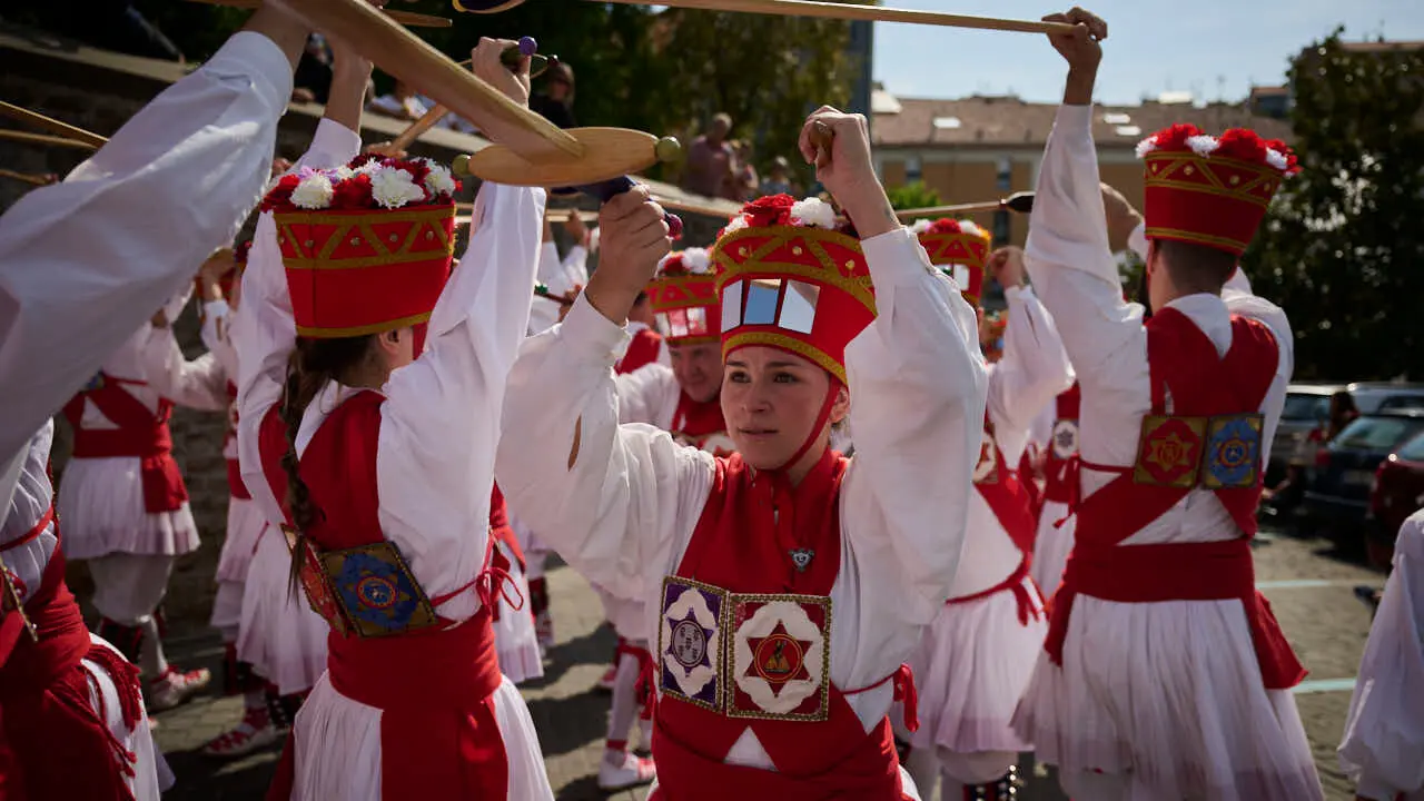 Los dantzaris de Duguna amenizan las calles de Pamplona por San Ferm&iacute;n Chiquito 2026. PABLO LASAOSA