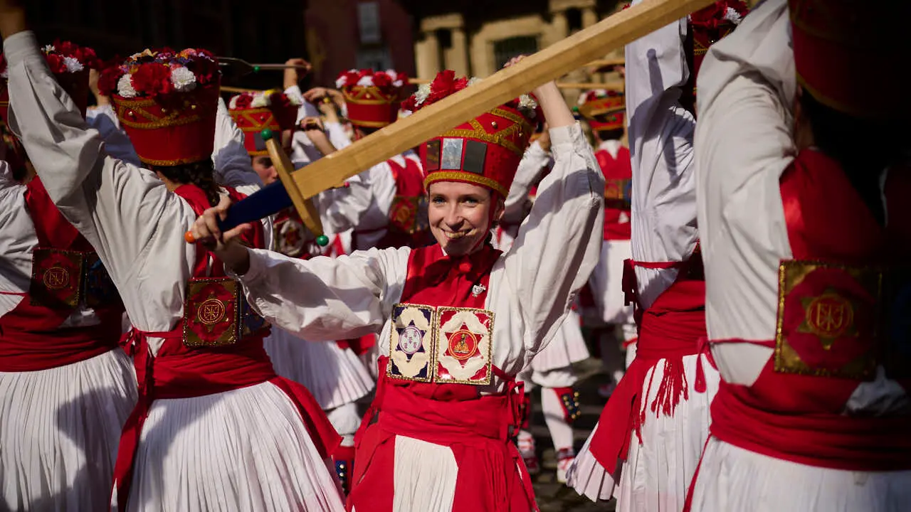Los dantzaris de Duguna amenizan las calles de Pamplona por San Ferm&iacute;n Chiquito 2026. PABLO LASAOSA