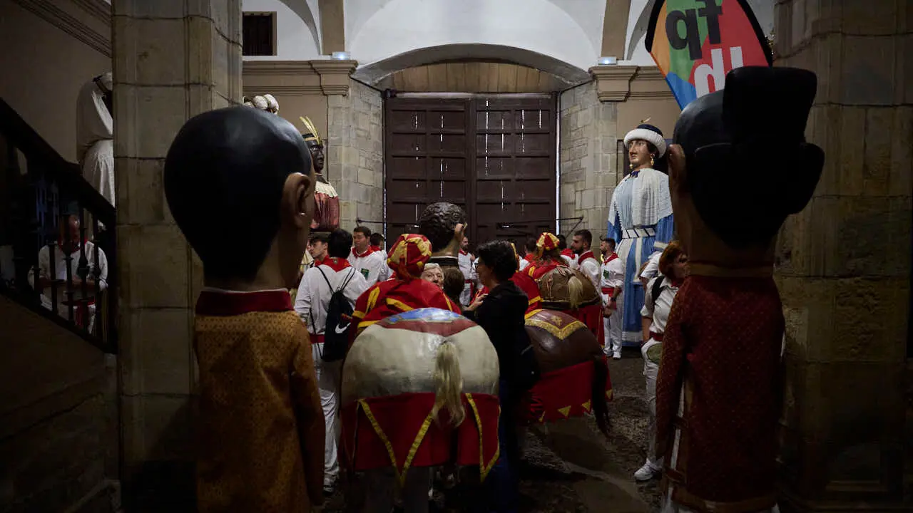 La Comparsa de Gigantes y Cabezudos ameniza las calles de Pamplona por San Ferm&iacute;n Chiquito 2026. PABLO LASAOSA