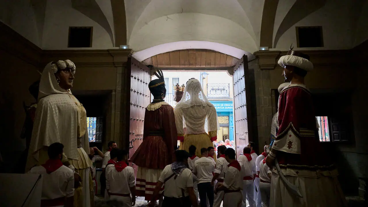 La Comparsa de Gigantes y Cabezudos ameniza las calles de Pamplona por San Ferm&iacute;n Chiquito 2026. PABLO LASAOSA