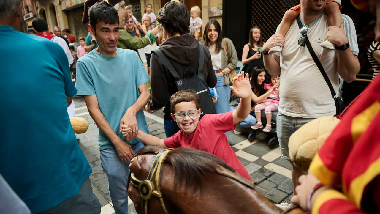 La Comparsa de Gigantes y Cabezudos ameniza las calles de Pamplona por San Ferm&iacute;n Chiquito 2026. PABLO LASAOSA