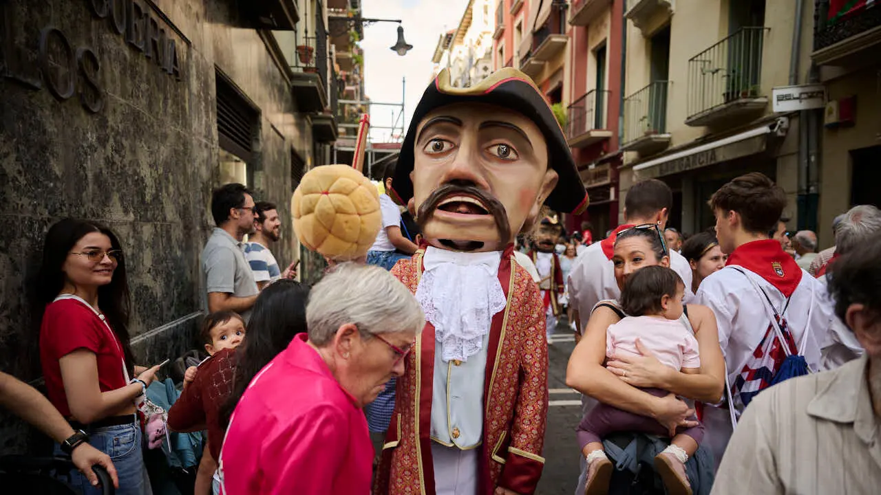 La Comparsa de Gigantes y Cabezudos ameniza las calles de Pamplona por San Ferm&iacute;n Chiquito 2026. PABLO LASAOSA