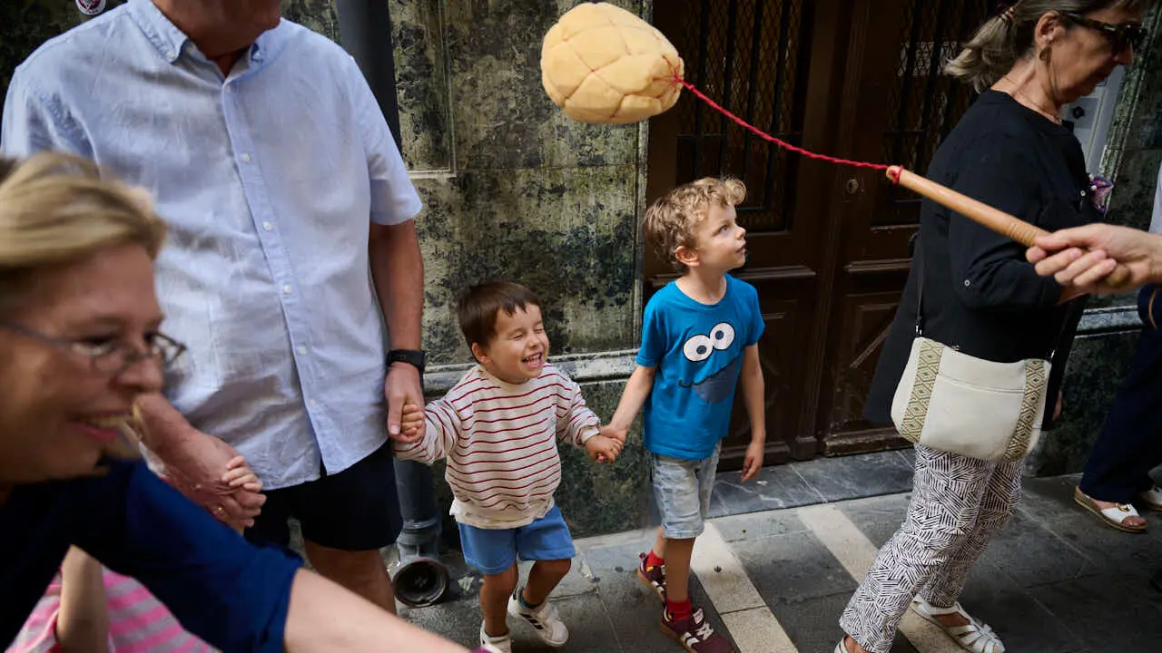La Comparsa de Gigantes y Cabezudos ameniza las calles de Pamplona por San Ferm&iacute;n Chiquito 2026. PABLO LASAOSA