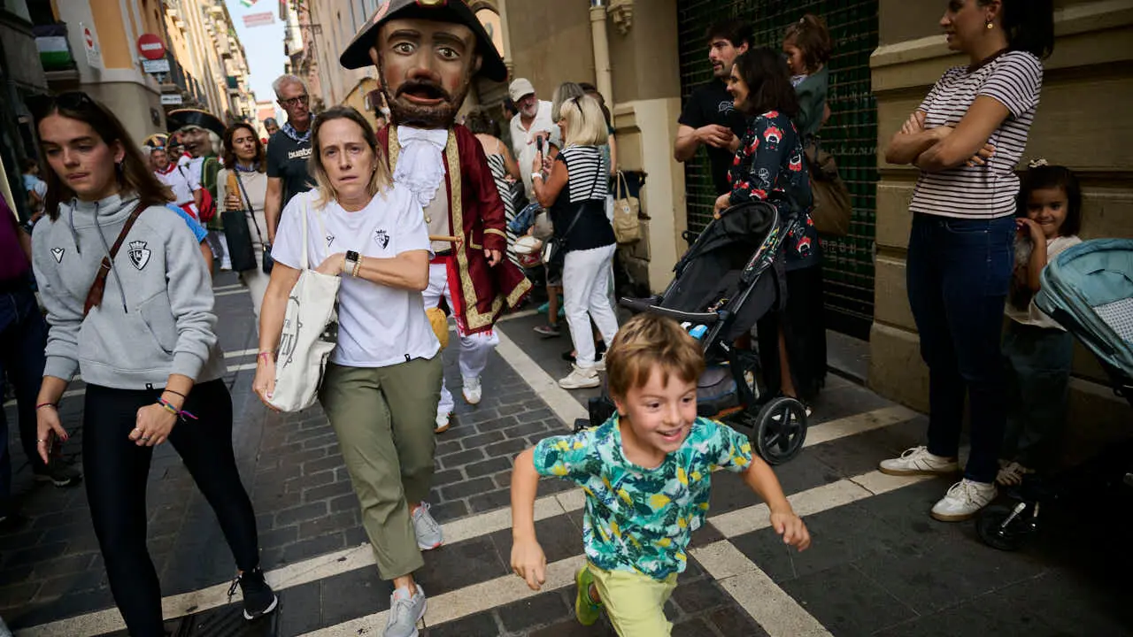 La Comparsa de Gigantes y Cabezudos ameniza las calles de Pamplona por San Ferm&iacute;n Chiquito 2026. PABLO LASAOSA