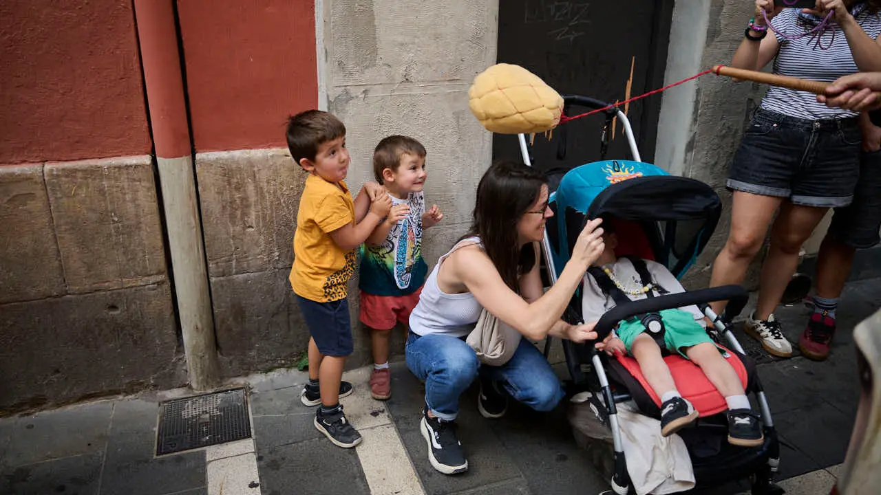 La Comparsa de Gigantes y Cabezudos ameniza las calles de Pamplona por San Ferm&iacute;n Chiquito 2026. PABLO LASAOSA