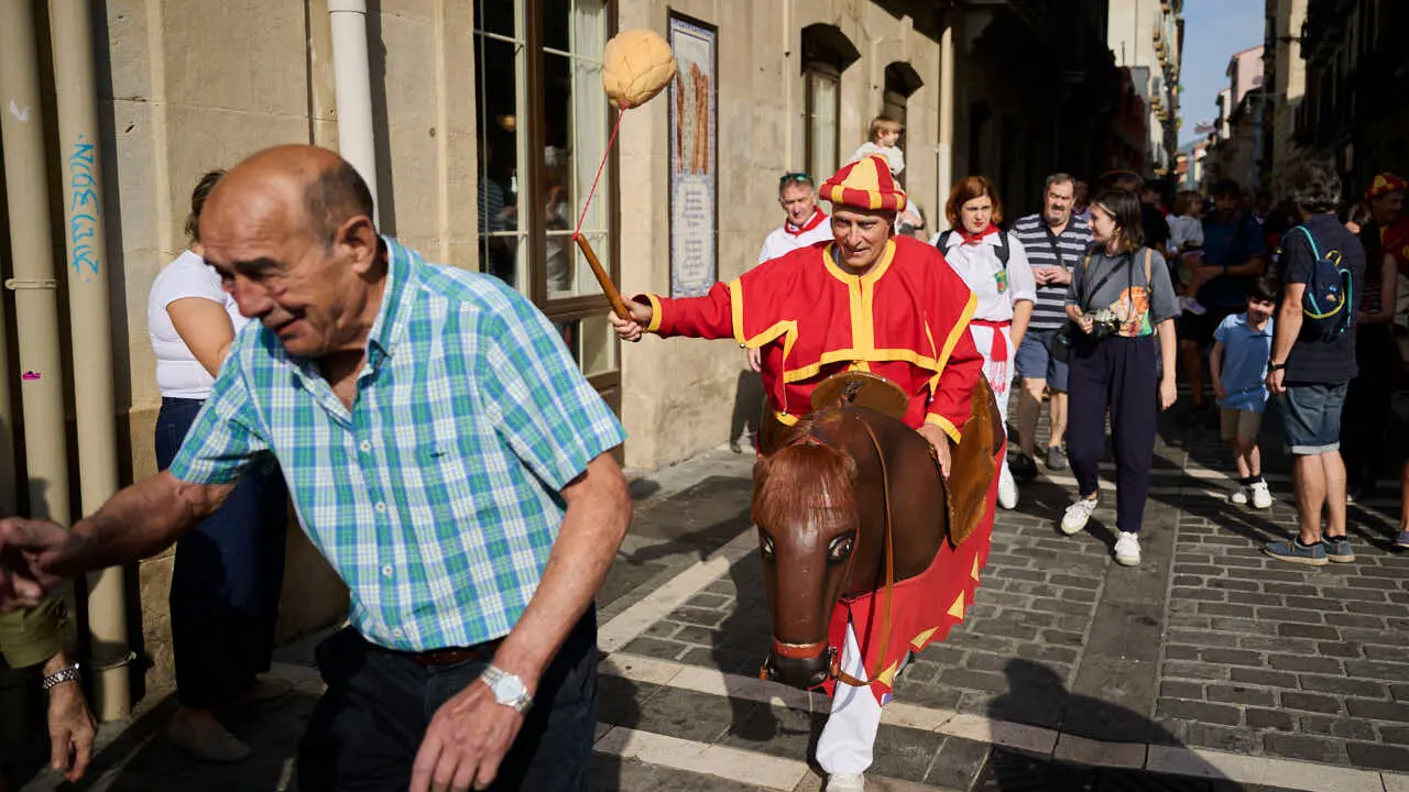 La Comparsa de Gigantes y Cabezudos ameniza las calles de Pamplona por San Ferm&iacute;n Chiquito 2026. PABLO LASAOSA