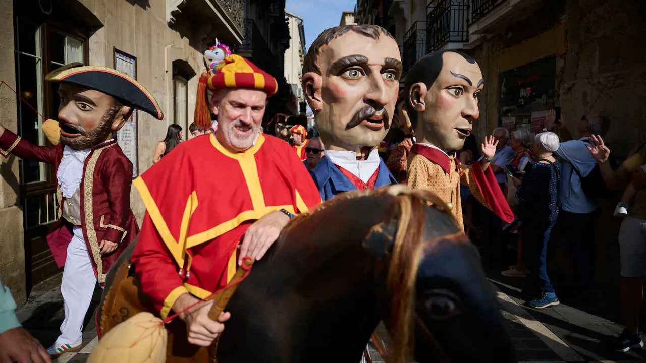 La Comparsa de Gigantes y Cabezudos ameniza las calles de Pamplona por San Ferm&iacute;n Chiquito 2026. PABLO LASAOSA
