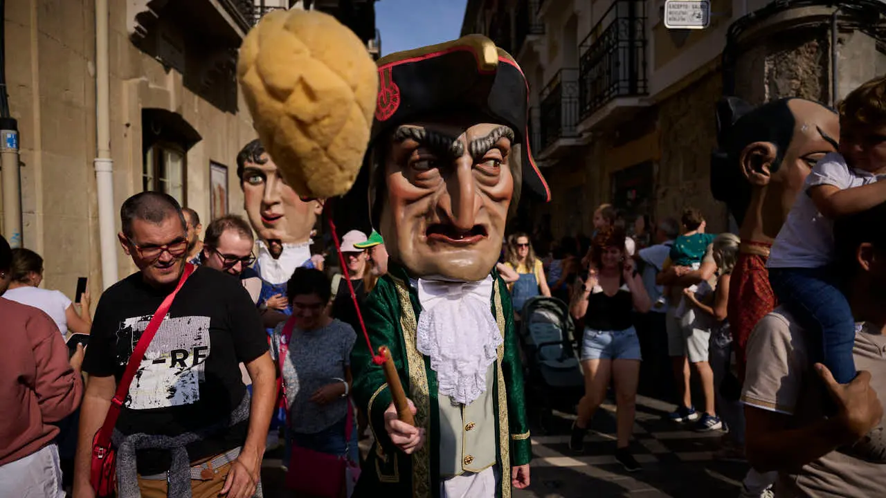 La Comparsa de Gigantes y Cabezudos ameniza las calles de Pamplona por San Ferm&iacute;n Chiquito 2026. PABLO LASAOSA
