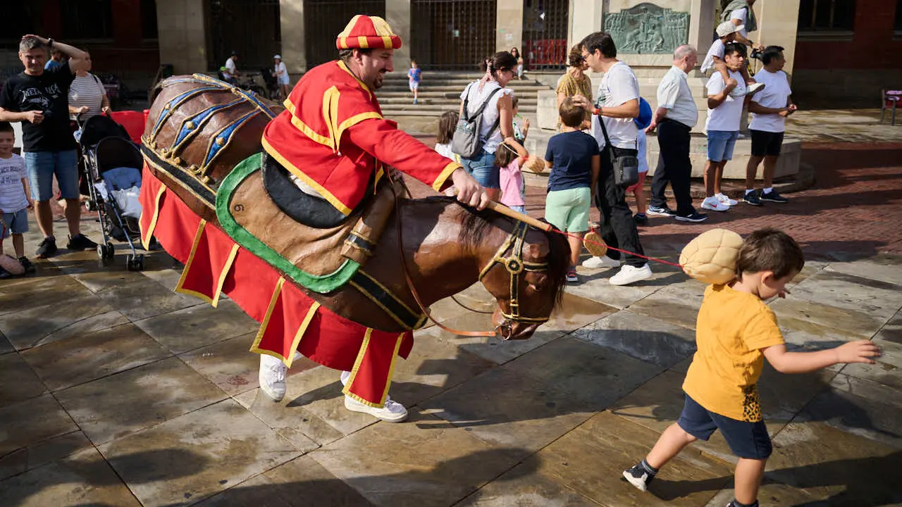 La Comparsa de Gigantes y Cabezudos ameniza las calles de Pamplona por San Ferm&iacute;n Chiquito 2026. PABLO LASAOSA