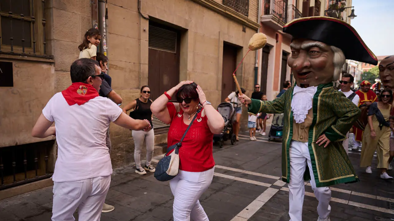 La Comparsa de Gigantes y Cabezudos ameniza las calles de Pamplona por San Ferm&iacute;n Chiquito 2026. PABLO LASAOSA