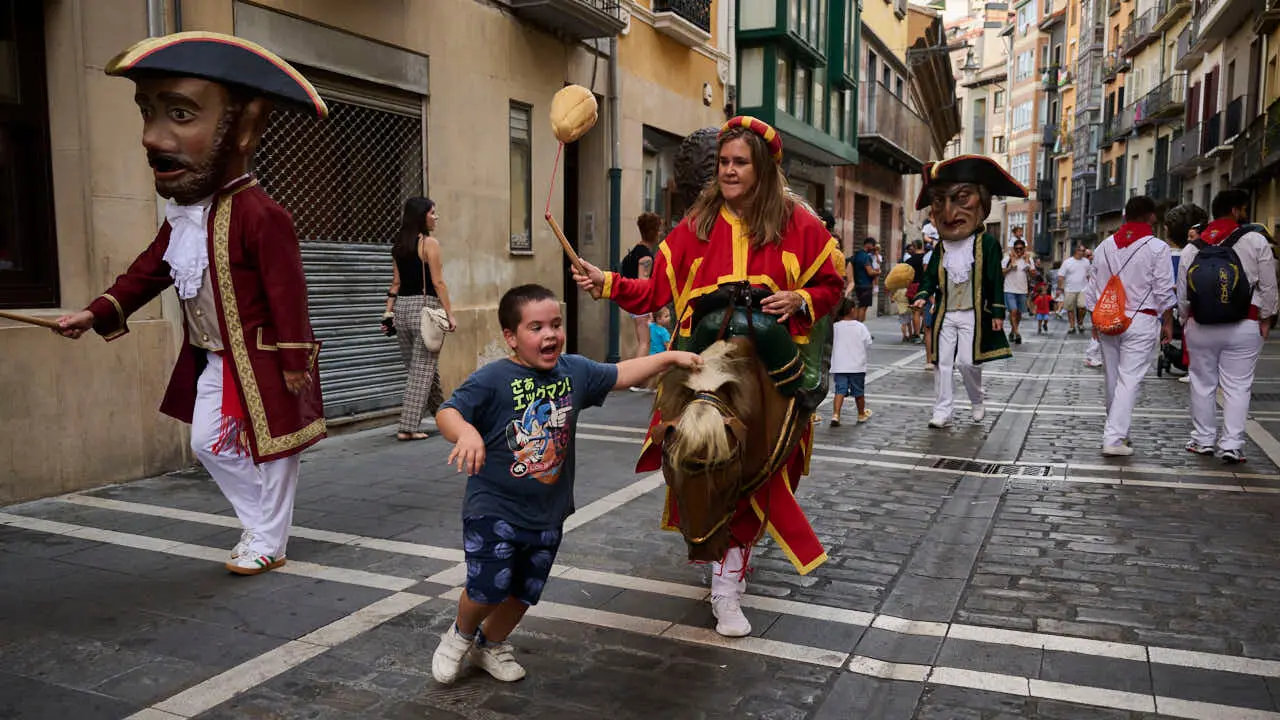 La Comparsa de Gigantes y Cabezudos ameniza las calles de Pamplona por San Ferm&iacute;n Chiquito 2026. PABLO LASAOSA