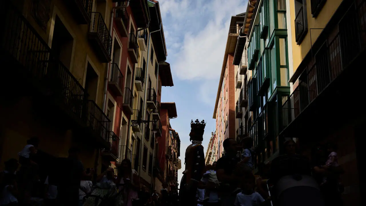 La Comparsa de Gigantes y Cabezudos ameniza las calles de Pamplona por San Ferm&iacute;n Chiquito 2026. PABLO LASAOSA
