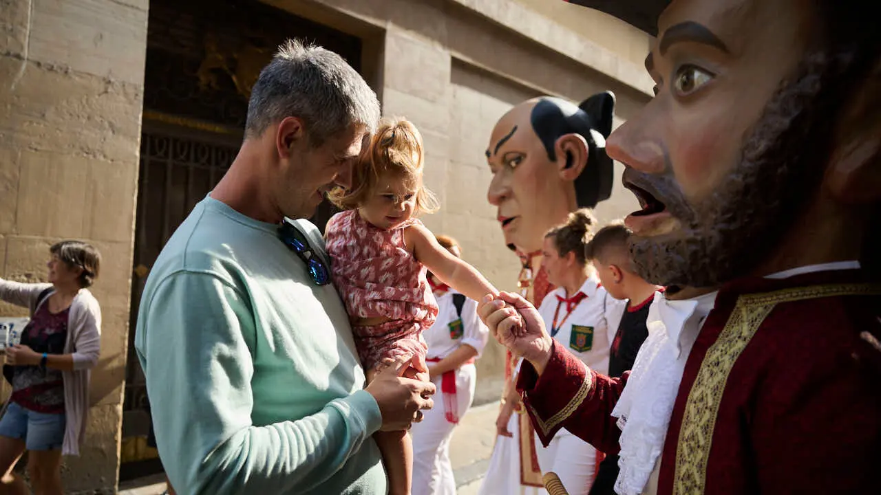 La Comparsa de Gigantes y Cabezudos ameniza las calles de Pamplona por San Ferm&iacute;n Chiquito 2026. PABLO LASAOSA